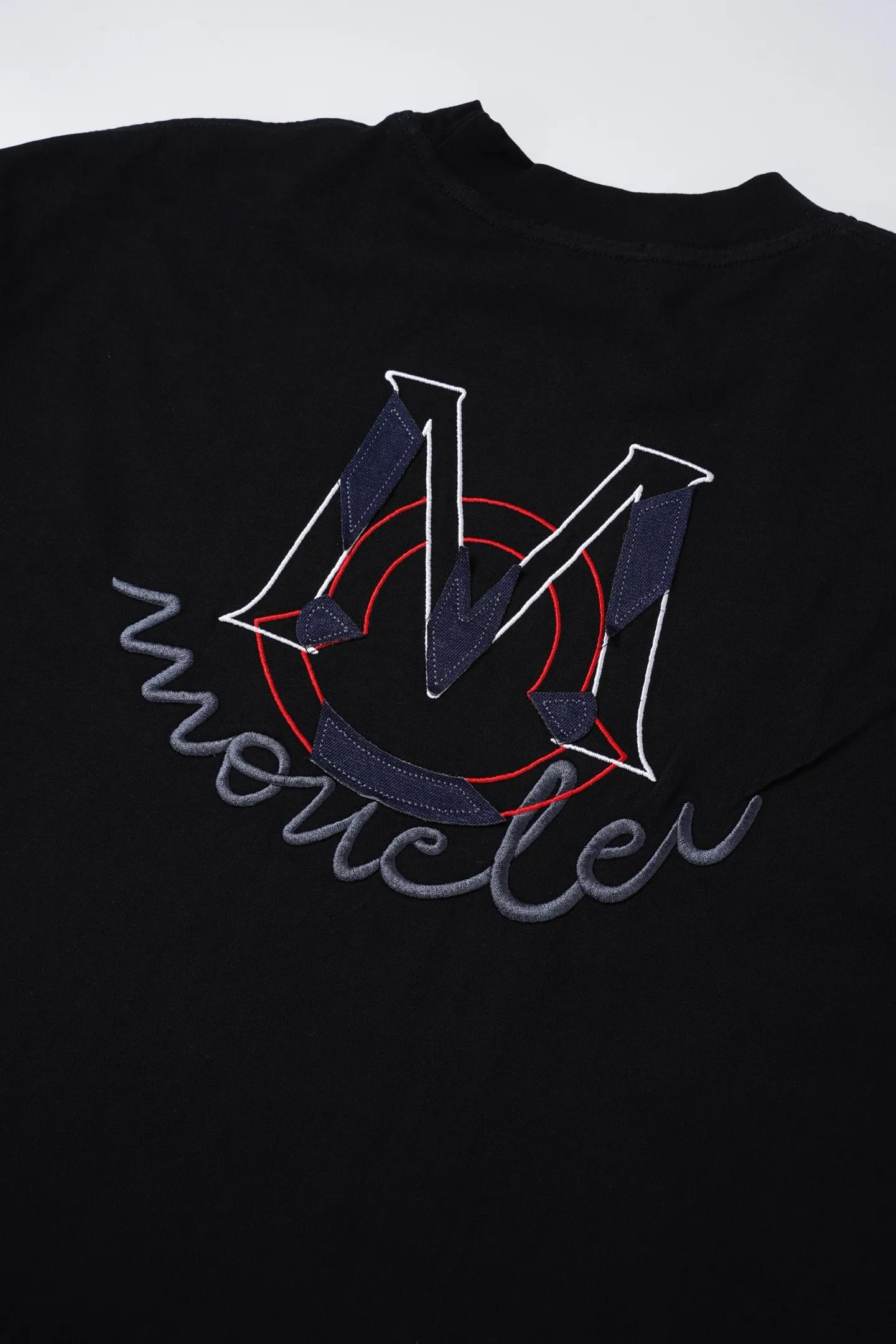 Moncler/ 2026Retro M T Moncler 2026New Arrival Retro M ， Black White Same Style。 ， ， ； ， Breathable ， + ， 。 ， Retro ， ， 。 Size：XS S M L ：Black White